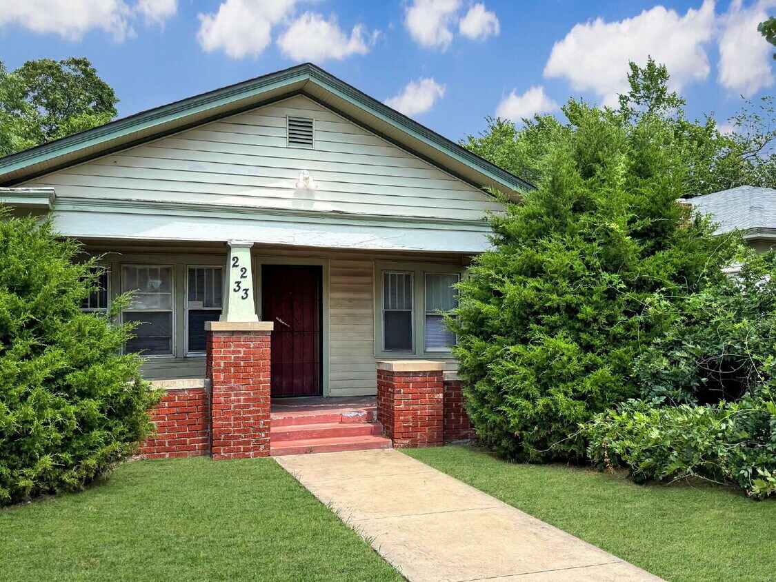 Foto principal - Charming 3 Bed, 1 Bath Home in OKC