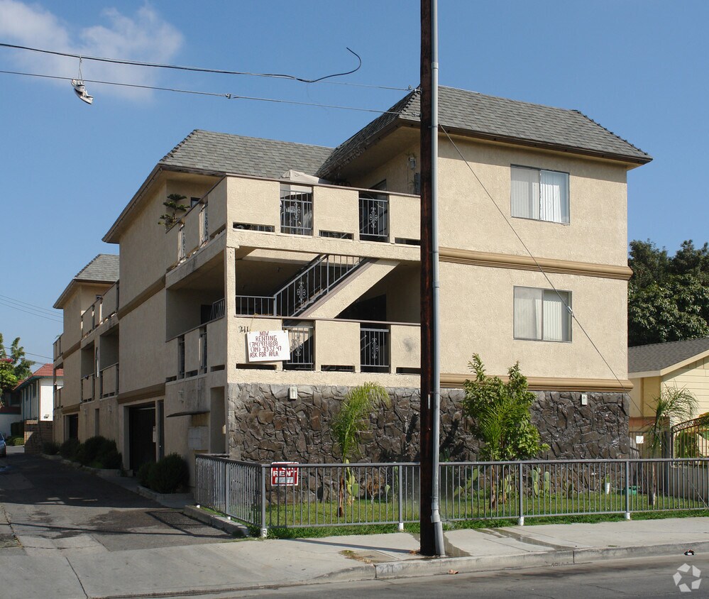 Primary Photo - 211 E 20th St
