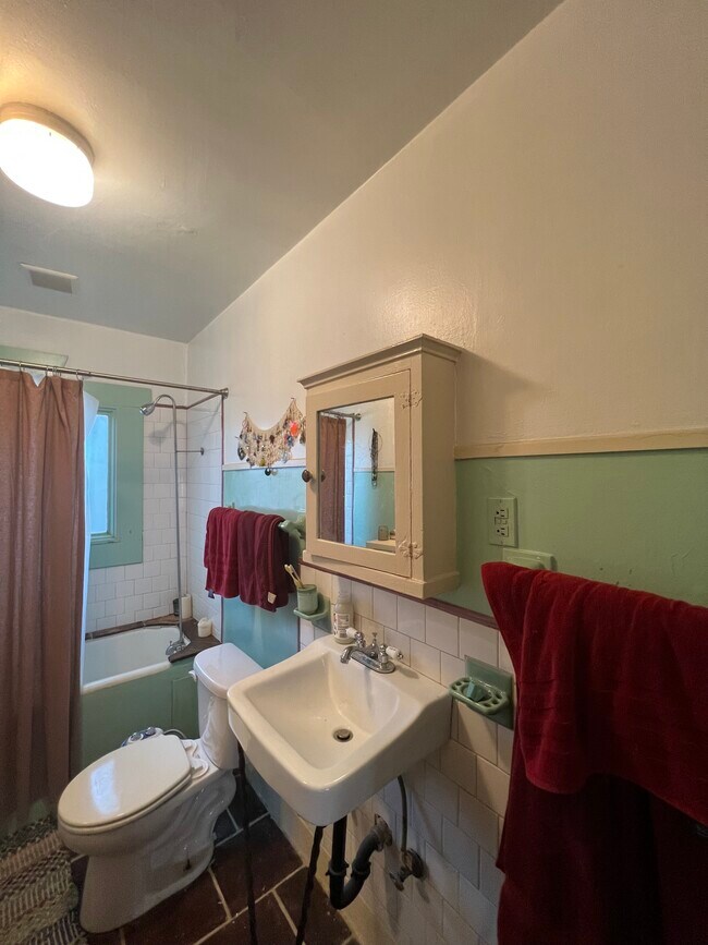 bathroom - 632 1/4 N Virgil Ave