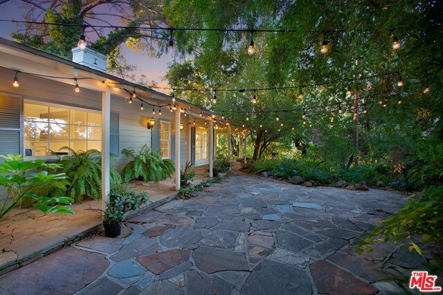 Foto del edificio - 3231 Coldwater Canyon Ln