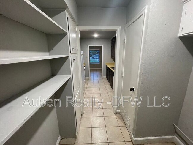 Building Photo - 930 Lindy Ct