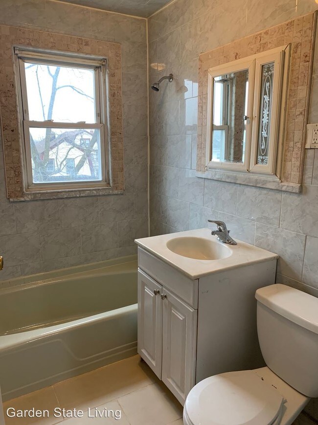 Building Photo - 4 br, 2 bath House - 306-308 Smith St