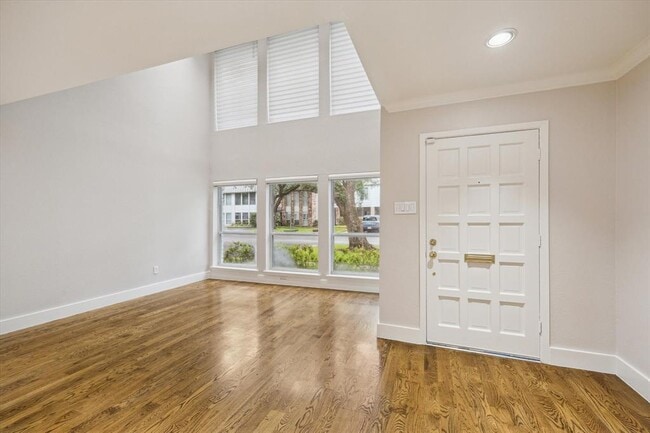 Building Photo - 8978 Chatsworth Dr