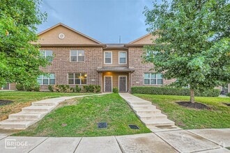 Building Photo - 1313 Lakecrest Ln