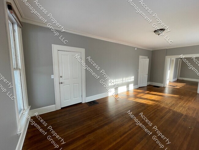 Building Photo - East Hills Two Bedroom One Bathroom Lower ...