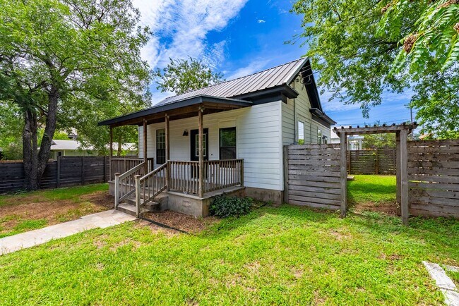 Building Photo - Urban Charm Meets Modern Living in the Heart of East Austin!