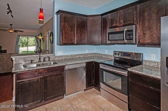 Building Photo - 215 Scrub Jay Dr