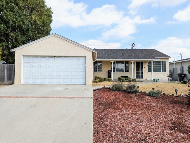 Building Photo - 432 E Fernfield Dr
