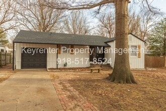 Building Photo - 2527 S Oswego Ave