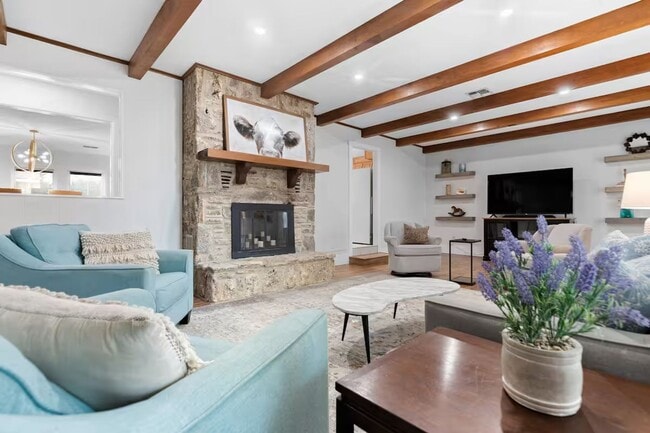 Foto del edificio - 3 Bed, 3 Bath Home with Expansive Kitchen, Two Living Areas & Private Suite