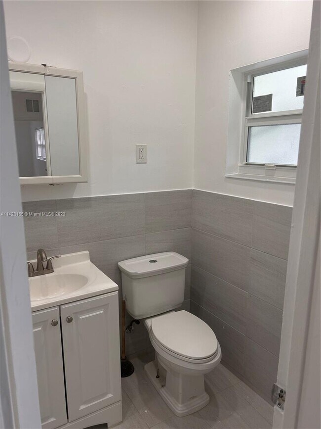 Foto del edificio - 160 NE 146th St
