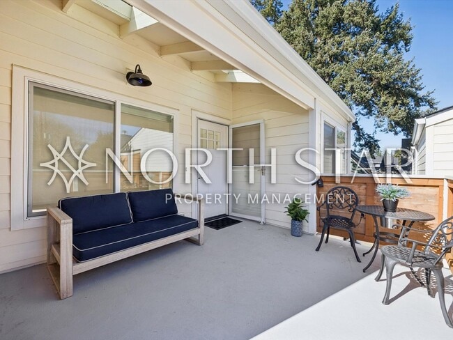 Remodeled Condo in the Heart of Old Town Lake Oswego - Remodeled Condo in the Heart of Old Town Lake Oswego