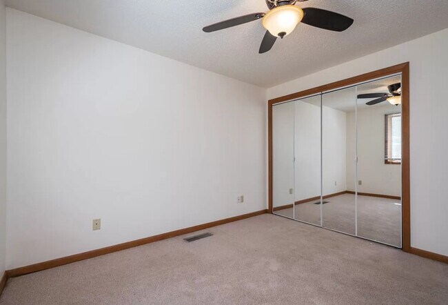 Foto del edificio - 1235 Dolen Pl