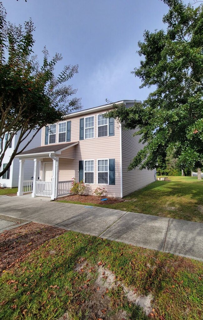 Building Photo - SMITH CREEK VILLAGE - 3 Bedroom Townhome -...