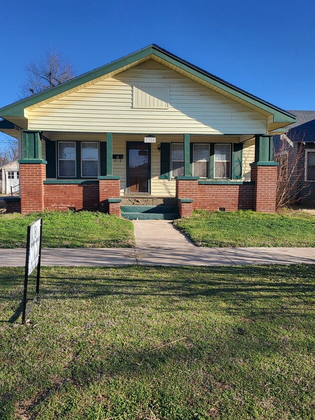 Primary Photo - 1326 W Elm Ave