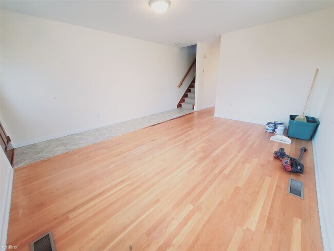 Foto del edificio - 3 br, 1.5 bath Townhome - 42 Keith St Apt 2