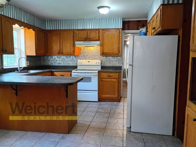 Building Photo - Spacious 4-Bed Home with Fenced Backyard