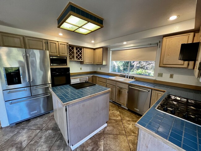 Building Photo - 4 Bedroom, 3 Car Garage Home in CK School ...