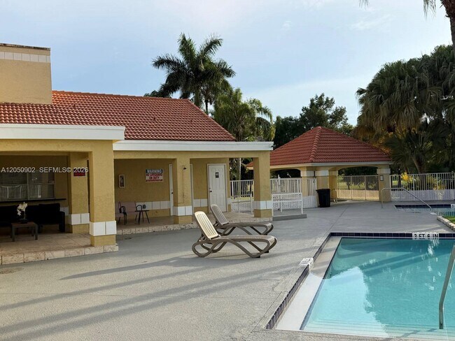 Building Photo - 643 Vista Isles Dr