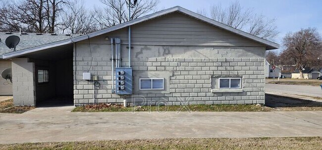 Building Photo - 901 S Sergeant Ave