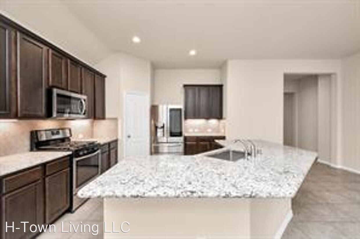 Building Photo - 4 br, 2 bath House - 632 W Linnwood