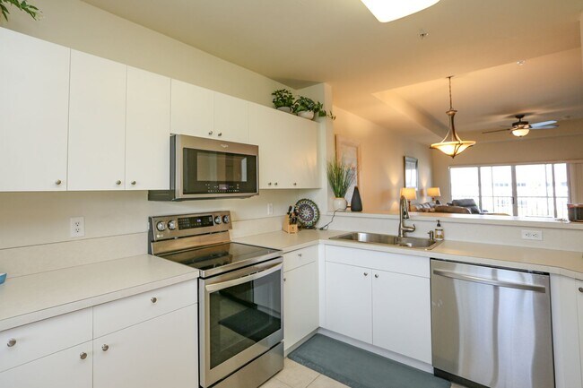 Foto del edificio - ** BEAUTIFUL BLUE HERON 3RD FLOOR ON LAKE ...