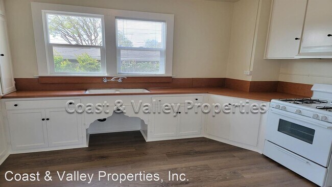 Foto del edificio - 3 br, 1 bath House - 551 Iverson St.