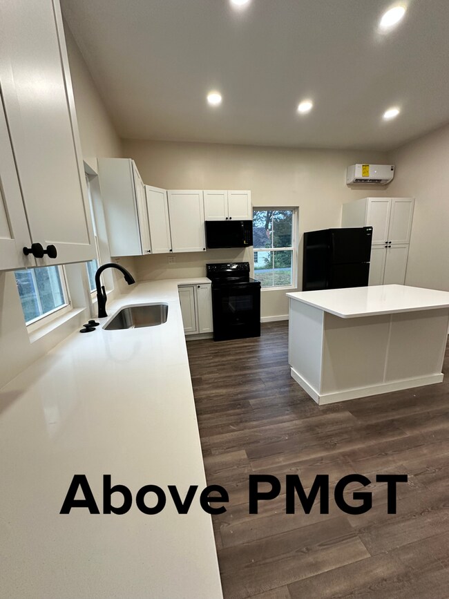 Foto del edificio - New remodeled 4 bedroom & 4 Bathroom Single Family home can also qualify as a student home.