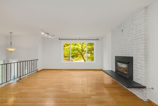 Foto del edificio - Spacious Home in High Woodlands, Kirkland