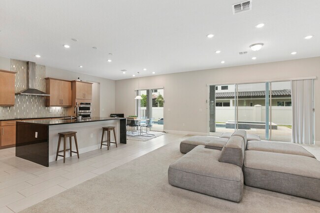 Foto del edificio - 8235 Ludington Cir