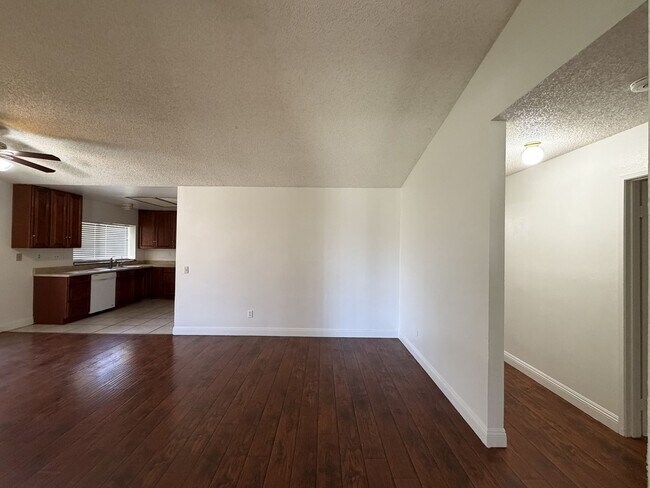 Foto del edificio - 560 S Quince Ave