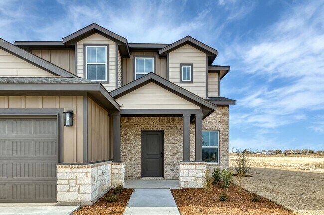 Foto del edificio - AVAILABLE NOW! 3 BEDROOM TRIPLEX LOCATED ON 1-ACRE LOT IN MIDLOTHIAN, TX!