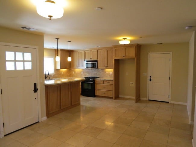 Building Photo - 640 Camino Caballo