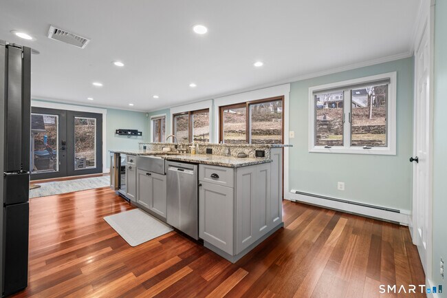 Building Photo - 297 South Rd