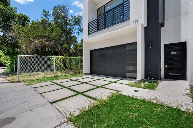 Foto del edificio - Spacious Townhouse in Dallas