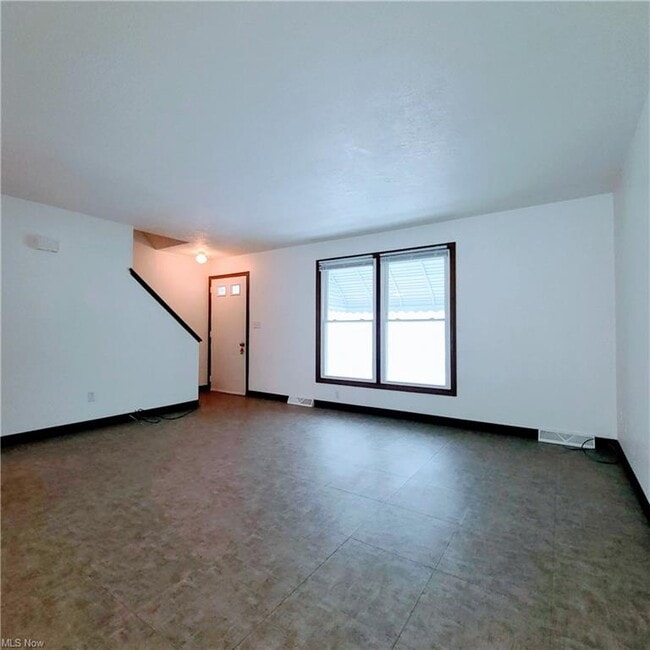 Building Photo - 1338 Maplecrest Dr