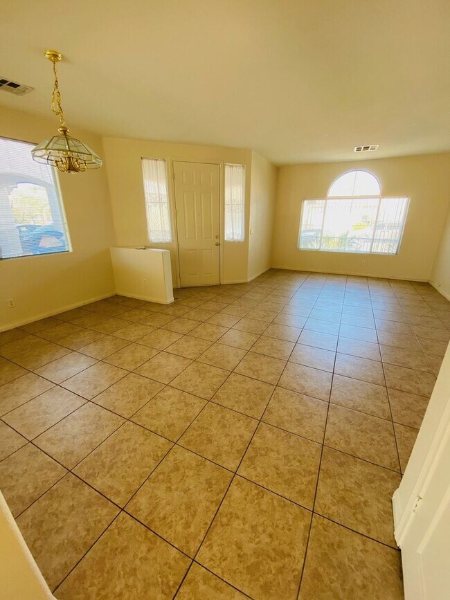 Building Photo - CHARMING SINGLE STORY HOME LOCATED IN MONA...