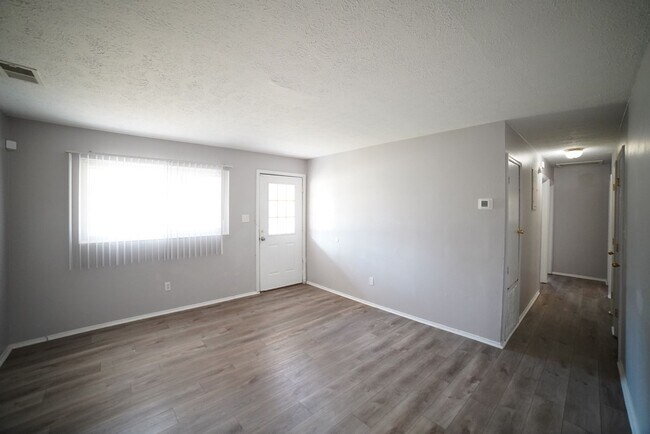 Foto del edificio - 4 bd/2 bath near Jackson Bluff