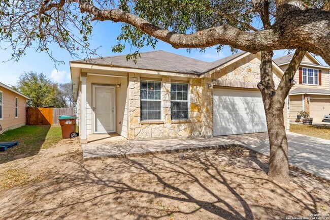 Building Photo - Charming Home Awaits: Spacious & Modern Li...