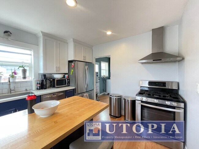 Foto del edificio - Beautiful 2Bed/1Ba Home on Large Corner Lot with 2-Car Garage