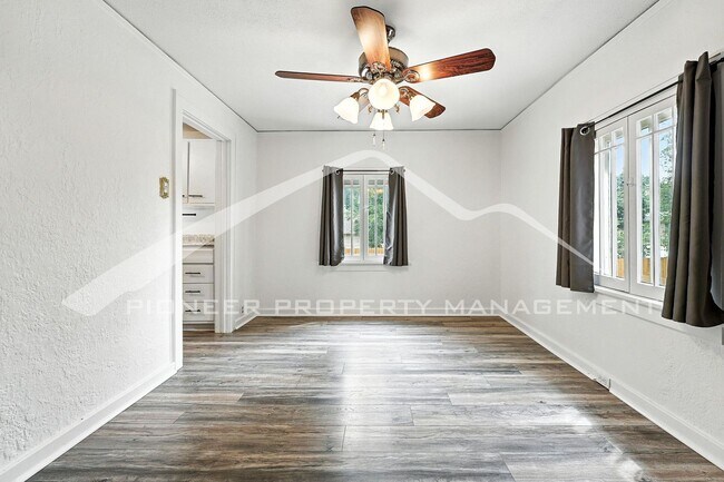 Building Photo - Charming Home with Central AC and Fenced Yard