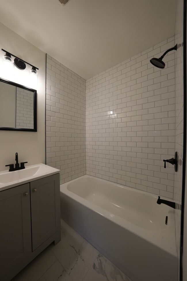 Building Photo - Newly renovated 2bedroom 1 bathroom for rent!