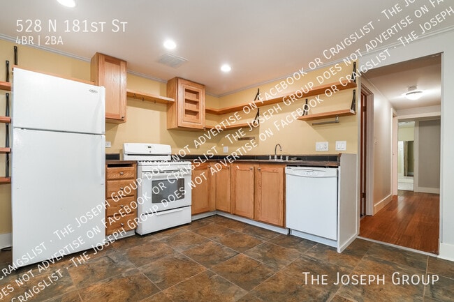 Building Photo - 528 N 181st St