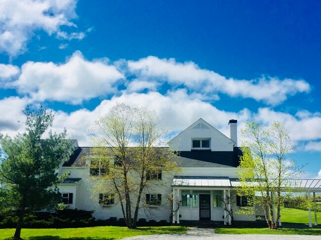 Foto del edificio - 141 Geer Mountain Rd