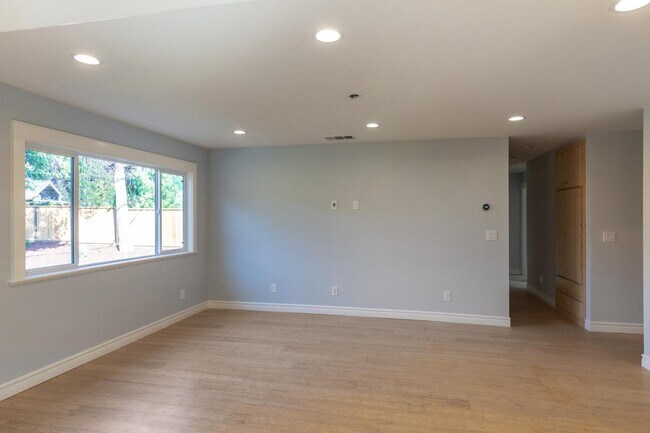 Building Photo - 4019 Woodford Dr