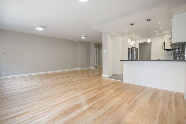 Building Photo - 3495 Rue de la Montagne