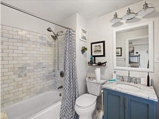 En Suite Bath - 445 Main St