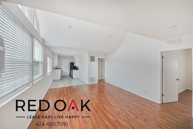 Foto del edificio - Spacious Three Bedroom with Tons of Natura...