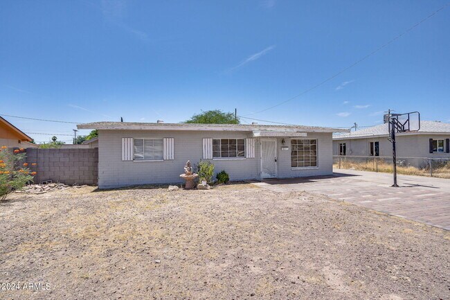 Building Photo - 446 S Fraser Dr
