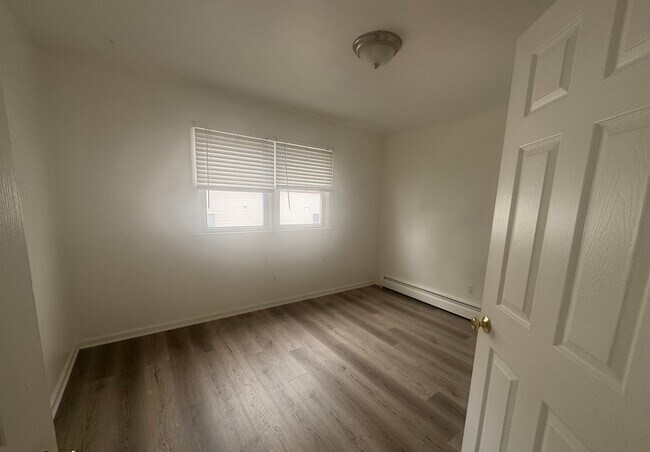 Foto del edificio - 121 Mallory Ave